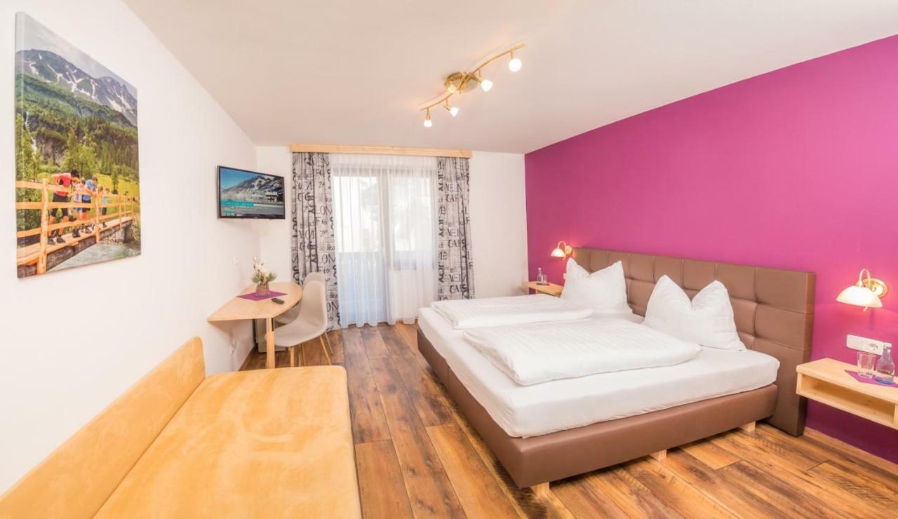 Dreibettzimmer mit Bergblick